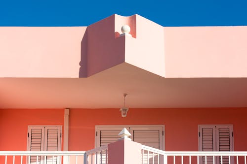 Darmowe zdjęcie z galerii z balkon, błękitne niebo, dom