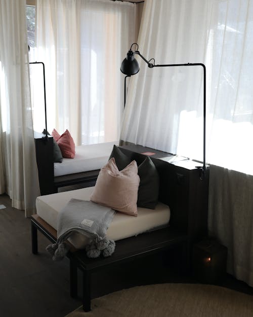 Fotos de stock gratuitas de cortinas blancas, interior de la casa, lámpara
