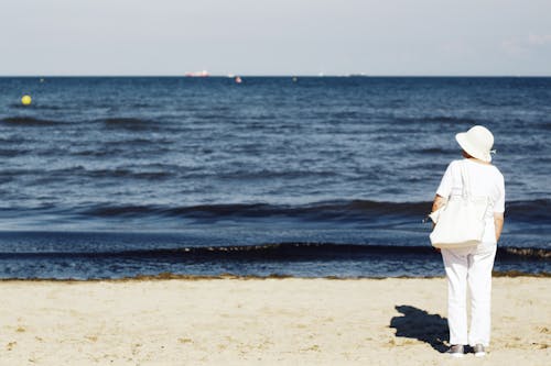 海岸に立っている女性の写真