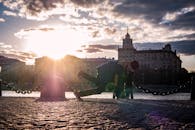 男子在城市景观的日出背景下进行街头锻炼