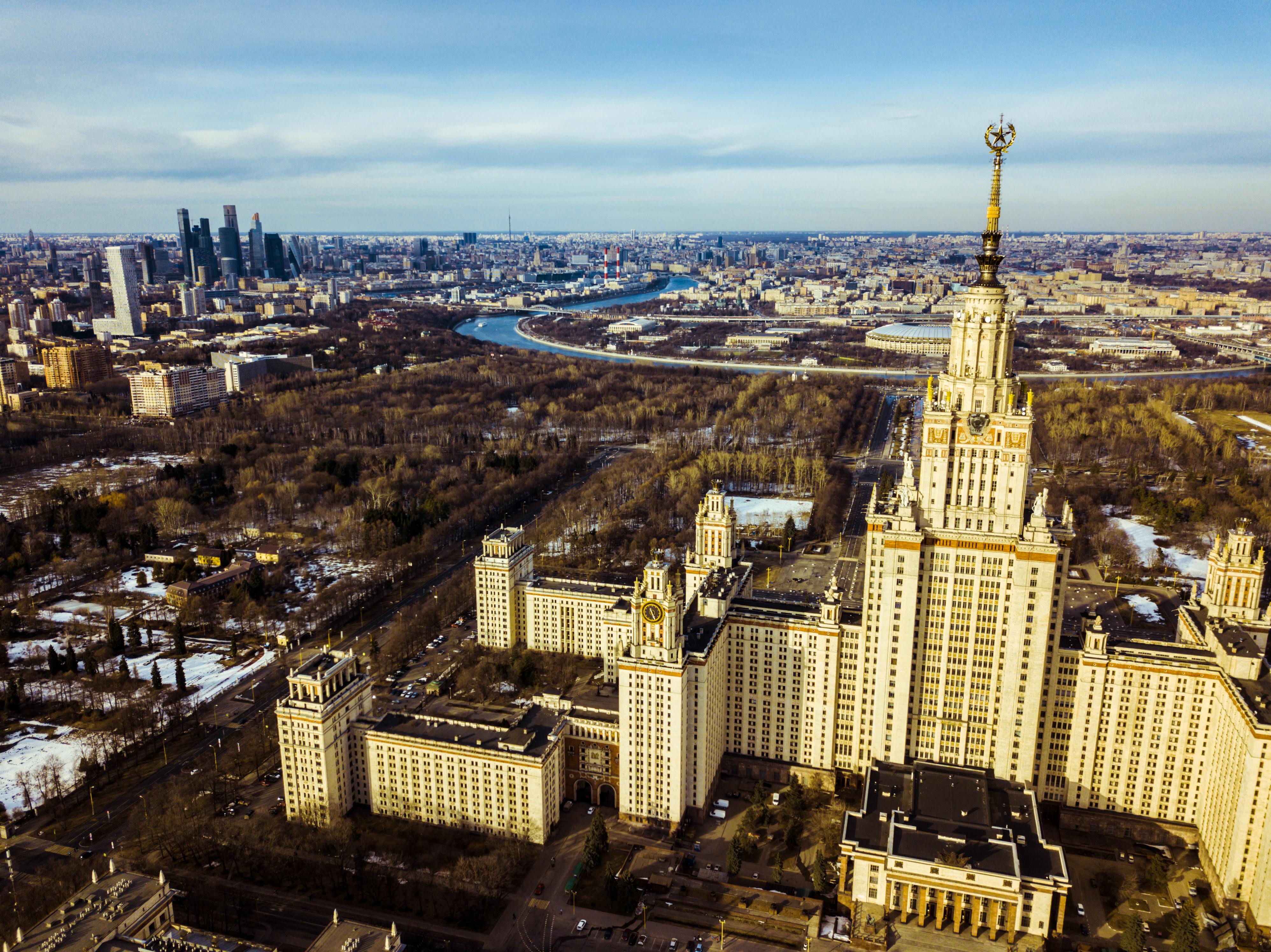 莫斯科国立大学令人惊叹，城市建筑在春季鸟瞰图中尽收眼底