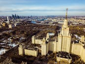 春天，莫斯科国立大学的壮丽建筑和城市景观令人叹为观止，展现了城市的建筑风貌