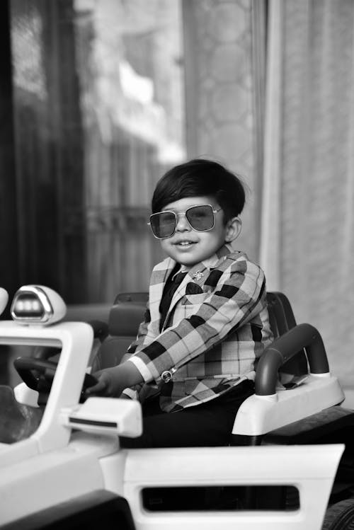 アジア人の少年, おもちゃの車, グレースケールの無料の写真素材