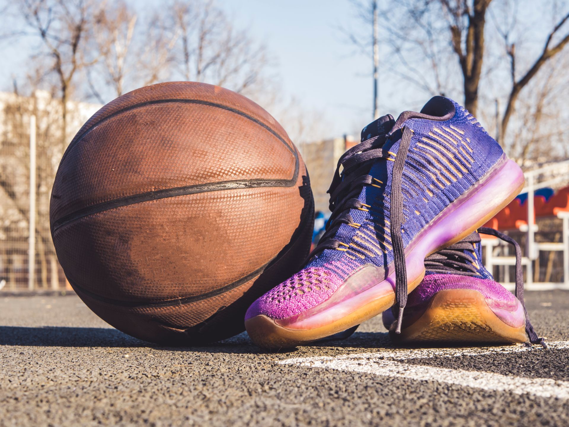 Una zapatilla de baloncesto sobre el parqué de una cancha