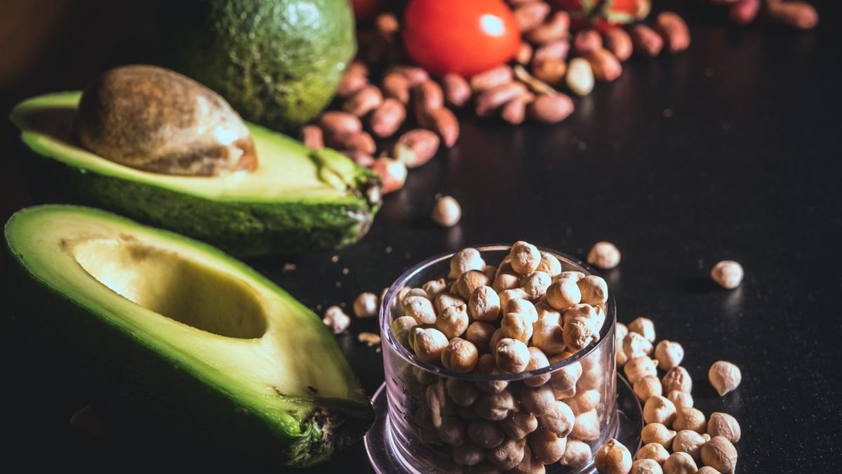 Bulgur salad with avocado and cooked chickpeas