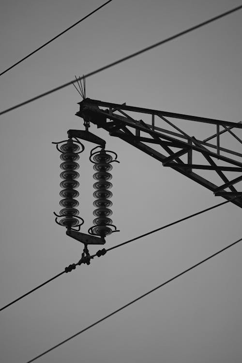 Darmowe zdjęcie z galerii z czarno-biały, linie elektryczne, monochromatyczny