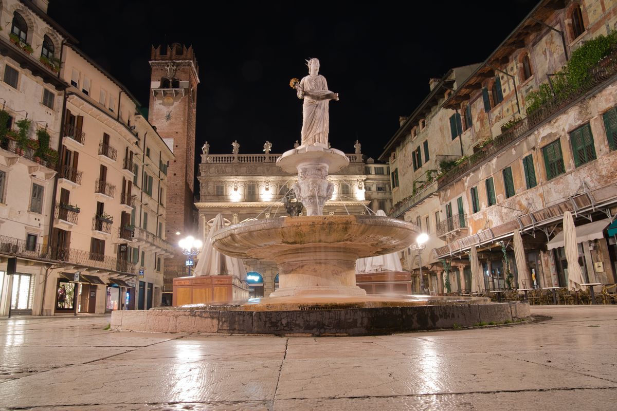 Piazza delle Erbe noaptea, cu fantana luminata si turnul