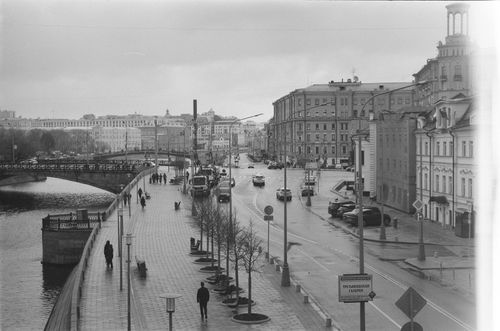 Free Black-and-white photo capturing a street in Moscow with people walking and urban architecture. Stock Photo