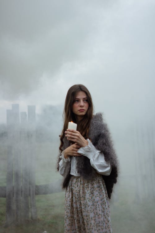 Kostnadsfri bild av dimma, håller, kaukasisk kvinna