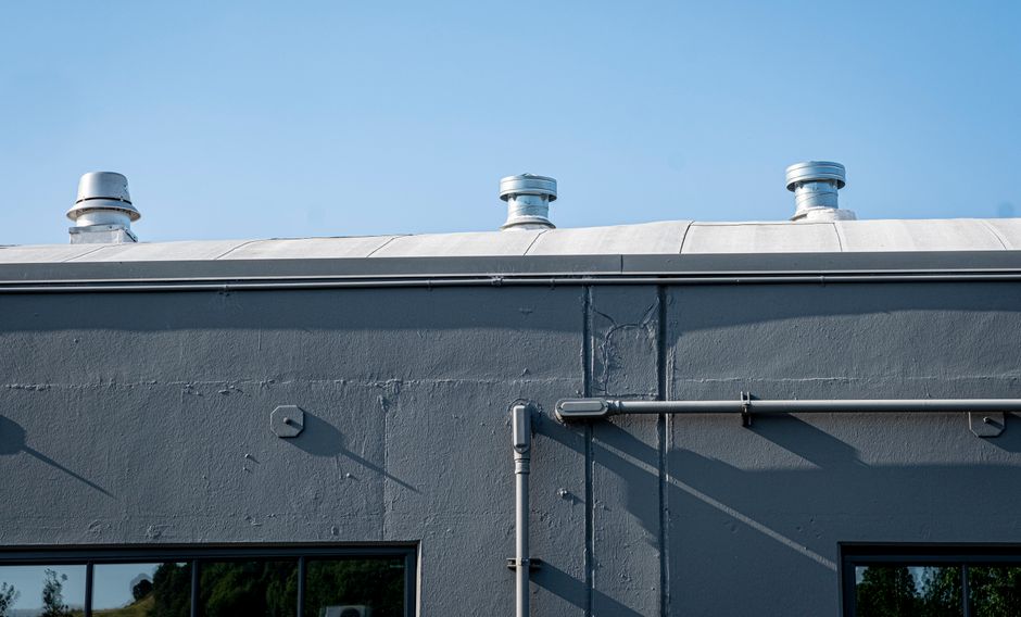 Properly ventilated and insulated metal roof assembly Properly ventilated and insulated metal roof assembly
