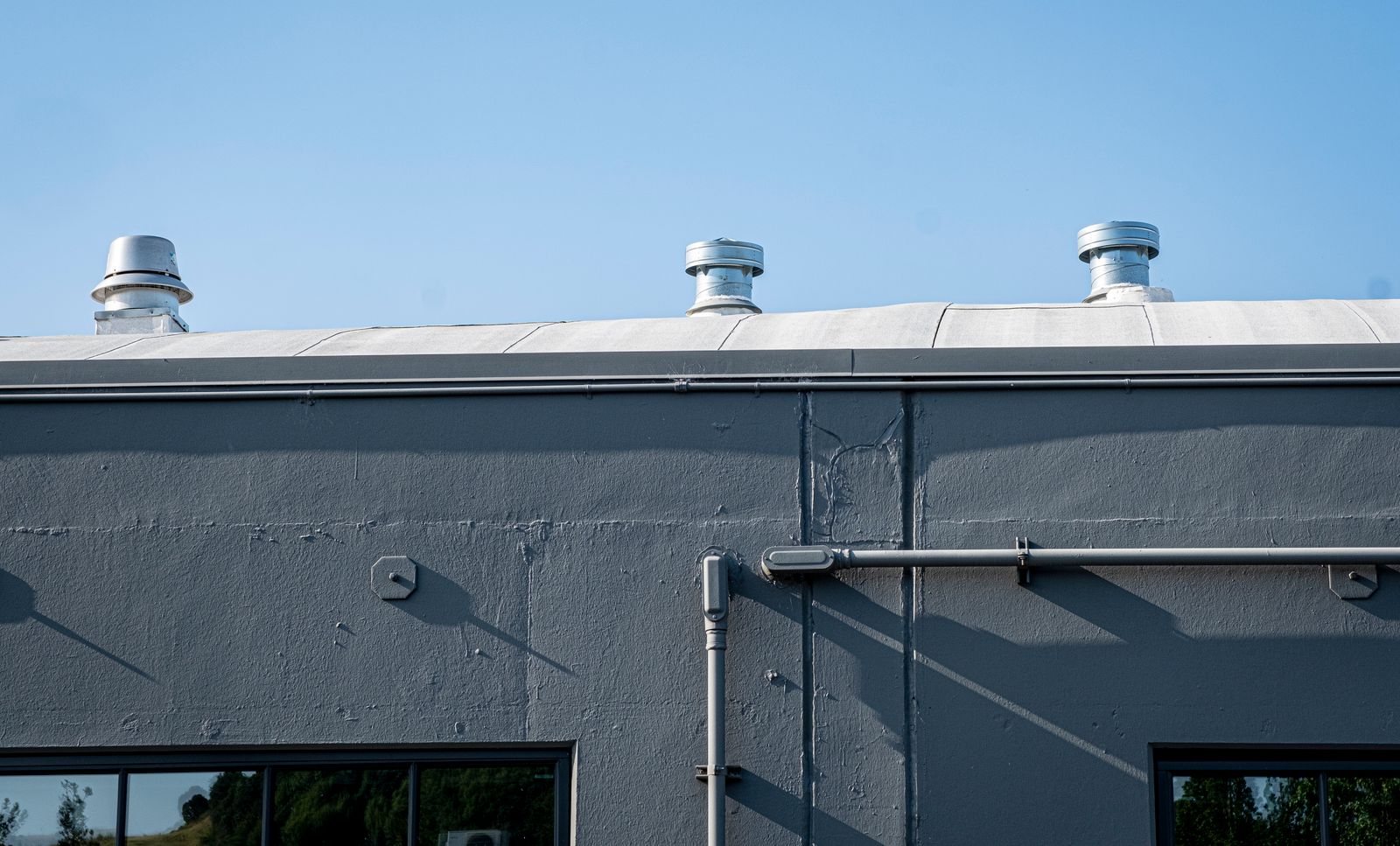 Commercial building roof with ventilation units
