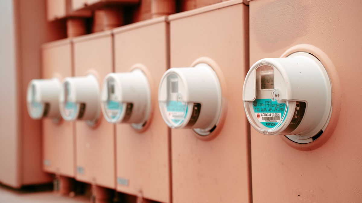 Fileira de medidores de energia elétrica instalados na parede de um prédio residencial