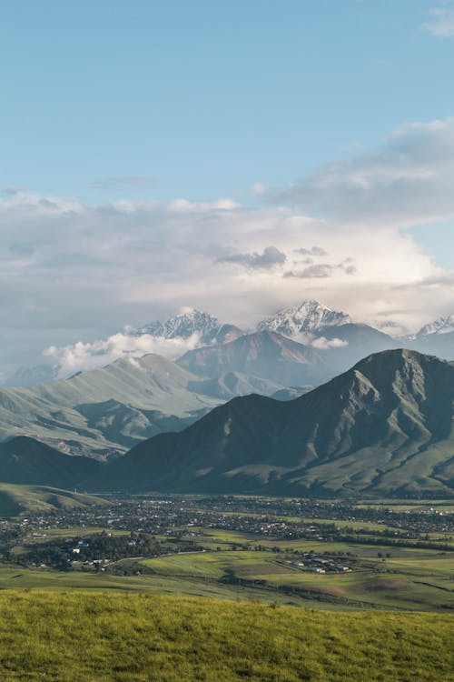 Fotografia De Paisagem De Colinas E Montanhas Verdes