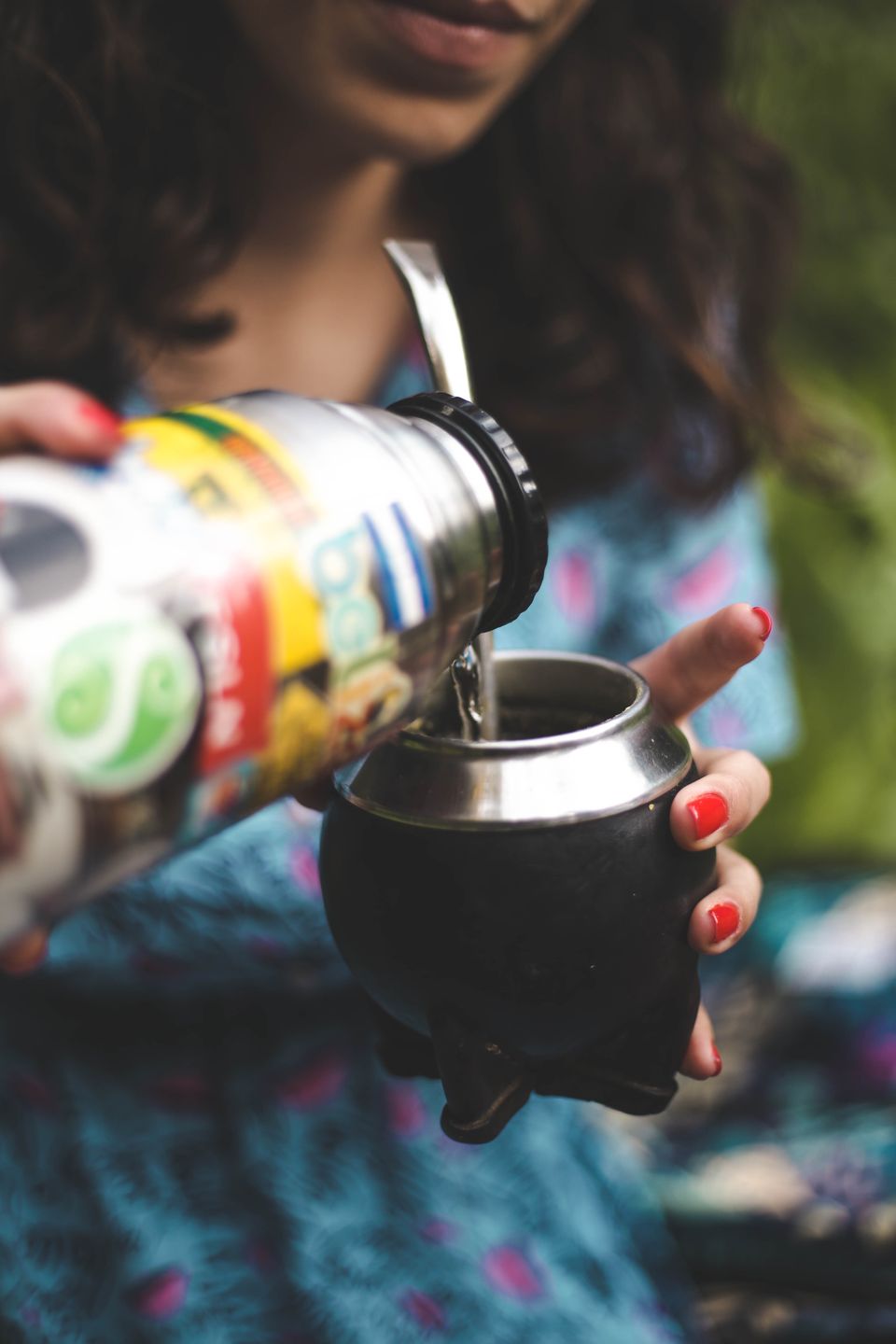 Cebando un mate — el ritual de esperar a que baje la temperatura