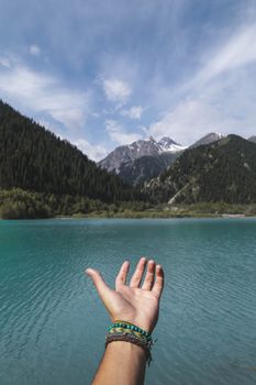 伸手向大自然，便可欣赏到迷人的山景和湖泊