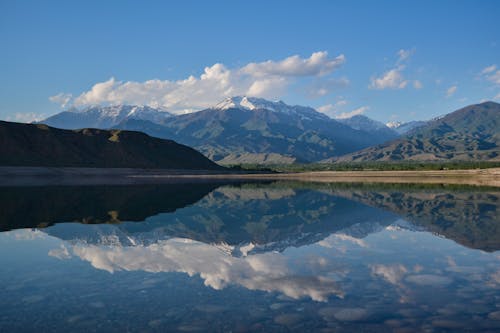 Fotografia Riflettente Della Montagna