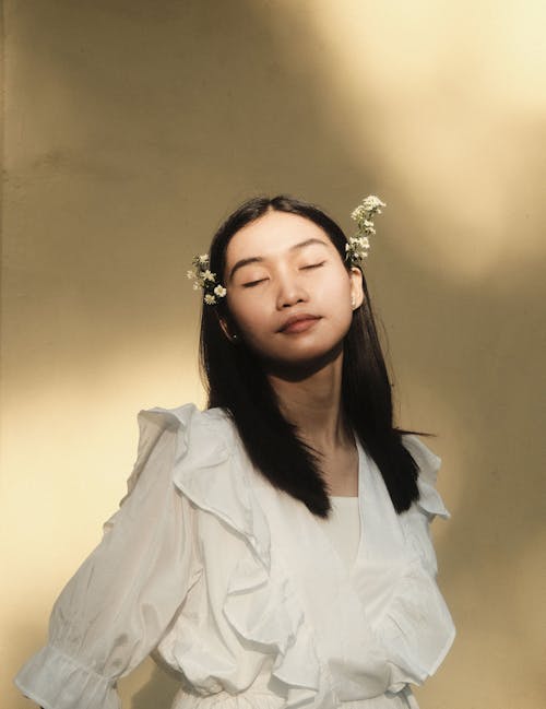 Gratis lagerfoto af asiatisk kvinde, hvid top, hvide blomster