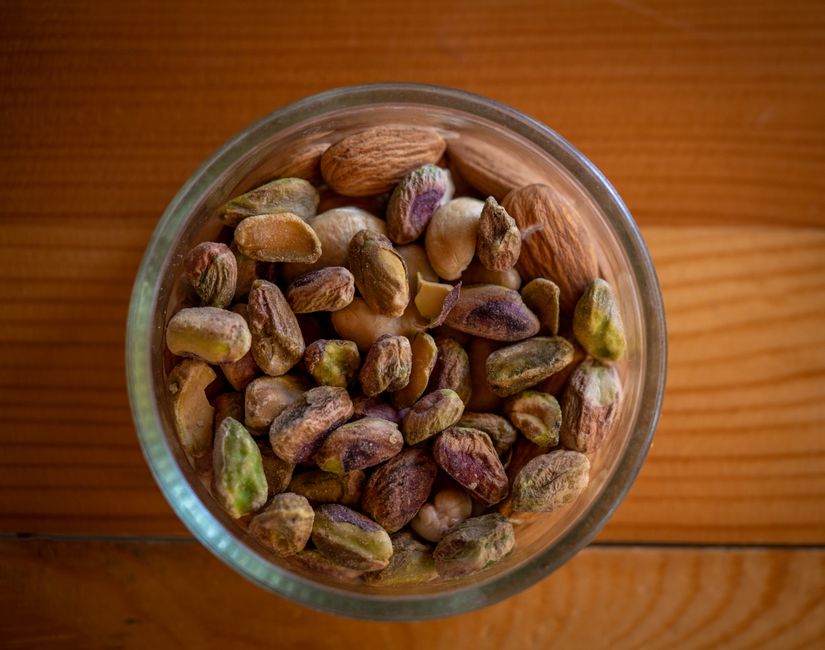 Pistachos y mezcla de semillas sobre fondo claro, mostrando el producto fresco
