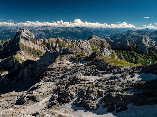 Gratis lagerfoto af bjerge, blå himmel, hvide-skyer