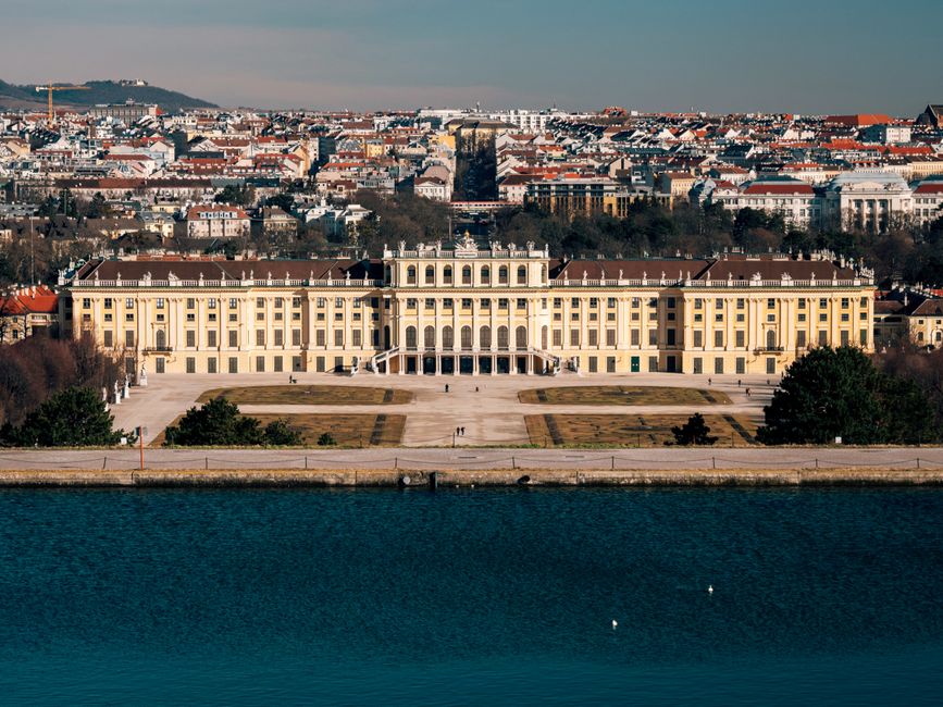 Superbe vue aérienne du Palais de Schönbrunn avec le paysage urbain de Vienne en arrière-plan.