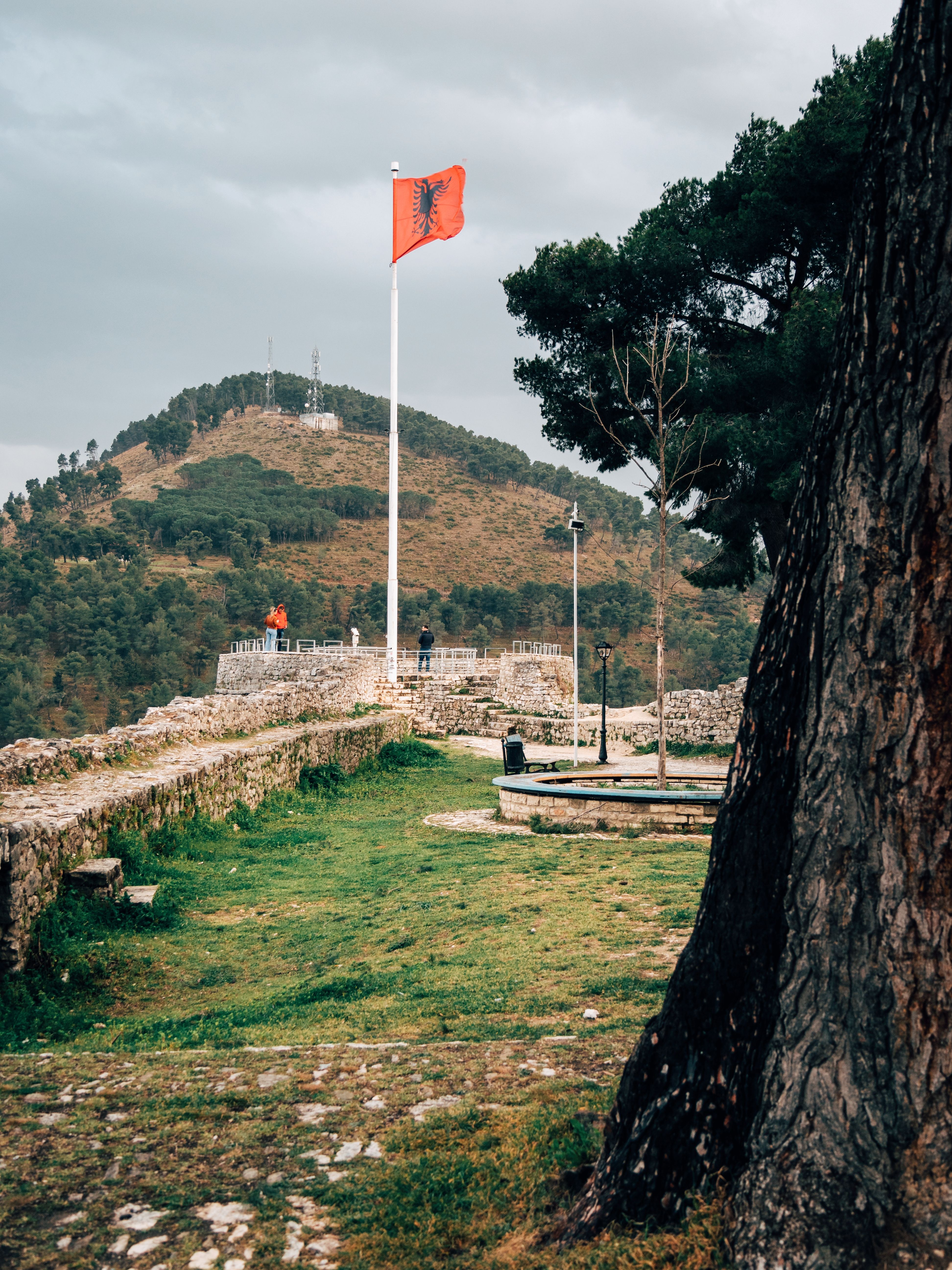 Cetatea Gjirokastër Albania, ziduri de piatră și steagul albanez