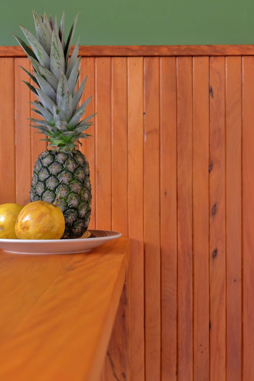 Fotobanka s bezplatnými fotkami na tému ananás, drevený povrch, jedlo