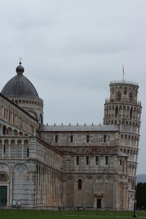 Free Capture of Pisa's iconic Leaning Tower and Cathedral, illustrating Gothic architecture. Stock Photo