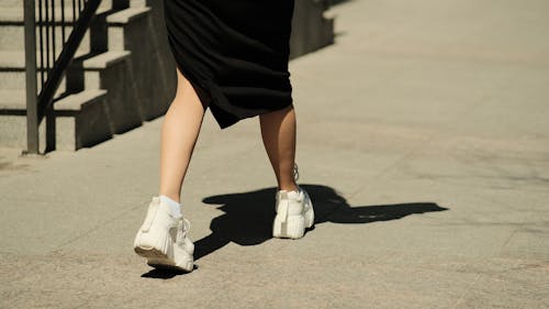 Foto profissional grátis de pernas, sapatos brancos, tênis