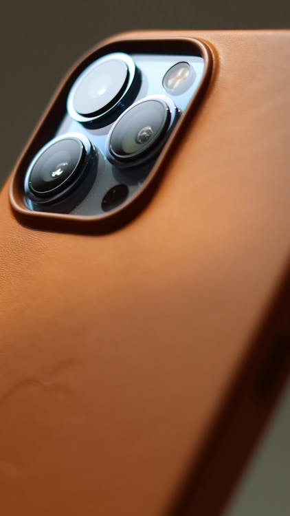 Photos gratuites de Un gros plan d'un Iphone avec étui en cuir marron