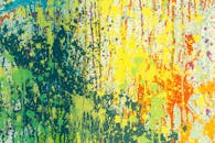 色彩缤纷的抽象画中，充满活力的飞溅物创造出动态的纹理和图案