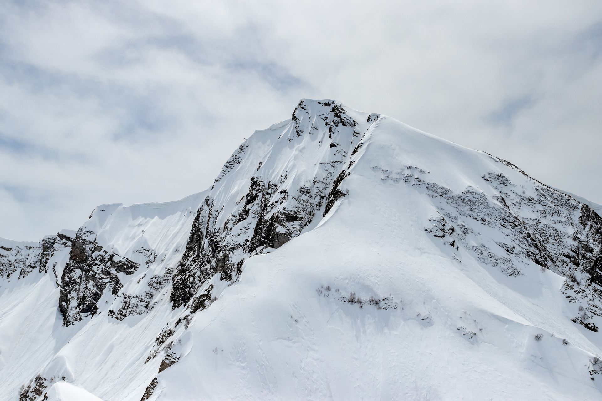 Una cumbre nevada bajo un cielo nublado