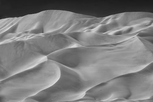 Foto profissional grátis de deserto, dunas de areia, escala de cinza