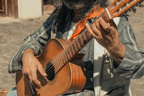 Základová fotografie zdarma na téma akustická kytara, hraní na kytaru, hudební nástroj