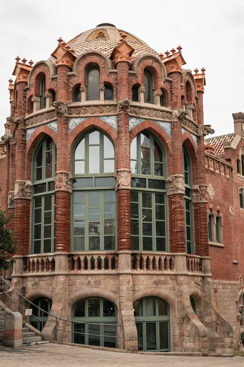 Free Intricate architectural facade of a historic building in Barcelona, showcasing ornate arches and windows. Stock Photo