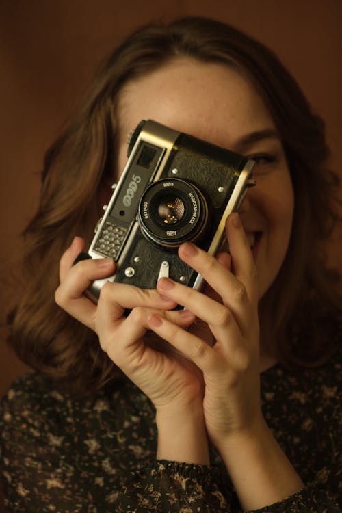 Ретро портрет девушки со старой пленочной камерой