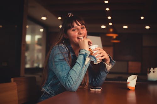 Gratis arkivbilde med brunette, dongerijakke, drikke