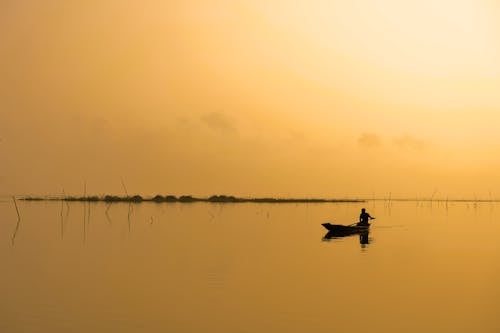 Darmowe zdjęcie z galerii z jezioro, łódź, mgła