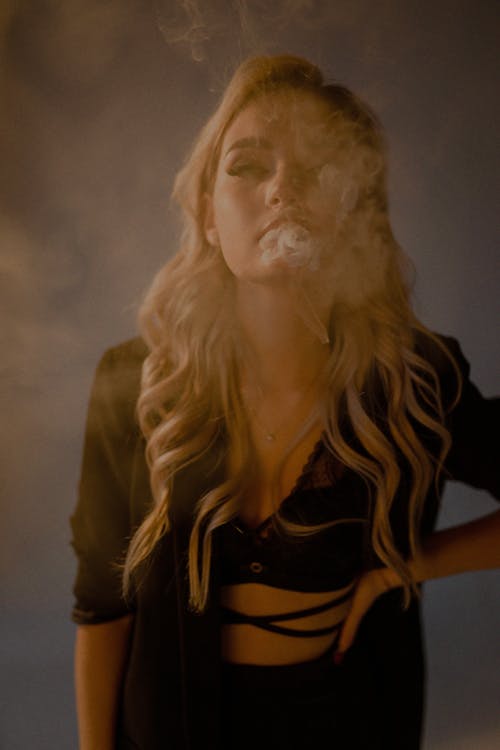 Δωρεάν στοκ φωτογραφιών με γυναίκα, κάπνισμα, κατακόρυφη λήψη