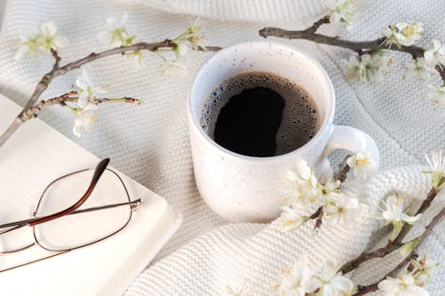 Foto profissional grátis de bebida, café, caneca de cerâmica