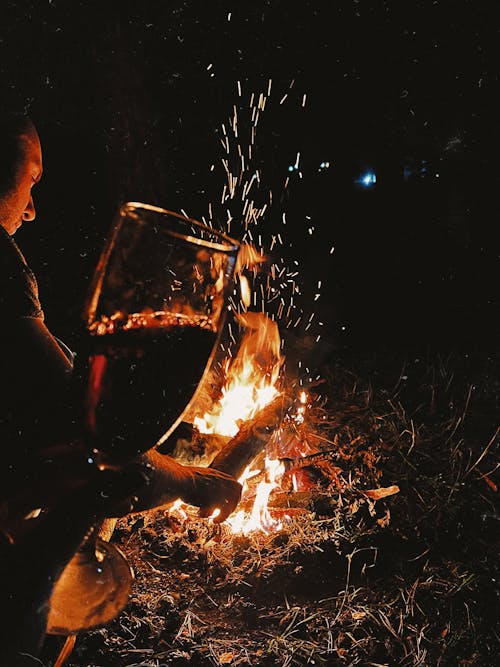 Foto profissional grátis de copo de vinho, fogo, fogo do acampamento