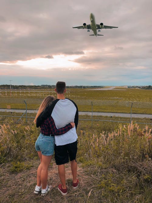 Foto profissional grátis de aeronave, casal bonito, céu bonito