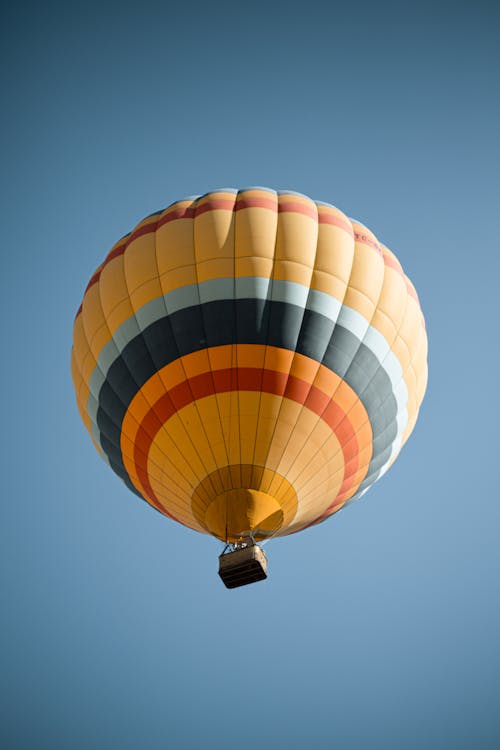 免費 垂直拍攝, 熱氣球, 藍天 的 免費圖庫相片 圖庫相片