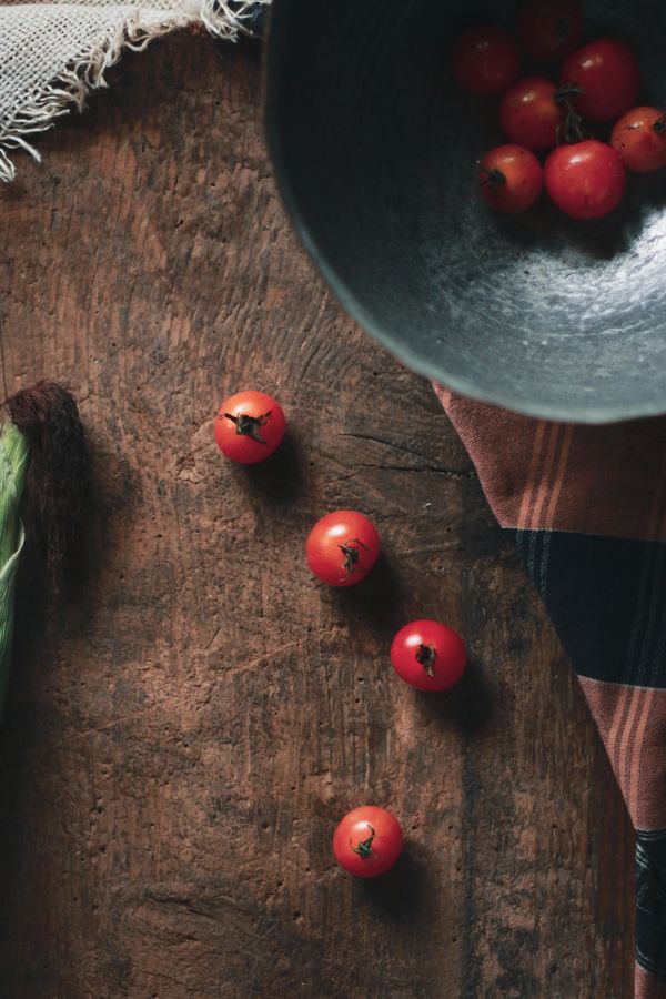 Camera preview of a dark wooden worktop with a stoneware bowl. Photo by Hatice Noğman on Pexels