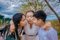 在越南吉莱，母亲和孩子在户外拥抱，展现了可爱的家庭时刻