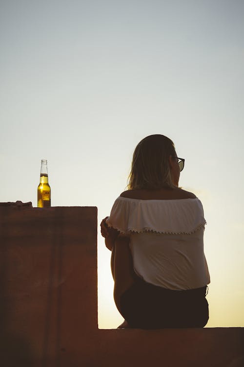 Mulher Usando Blusa Branca Sem Ombros