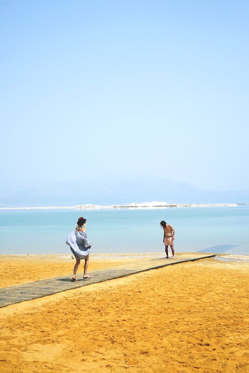 Dua Orang Berdiri Di Pantai