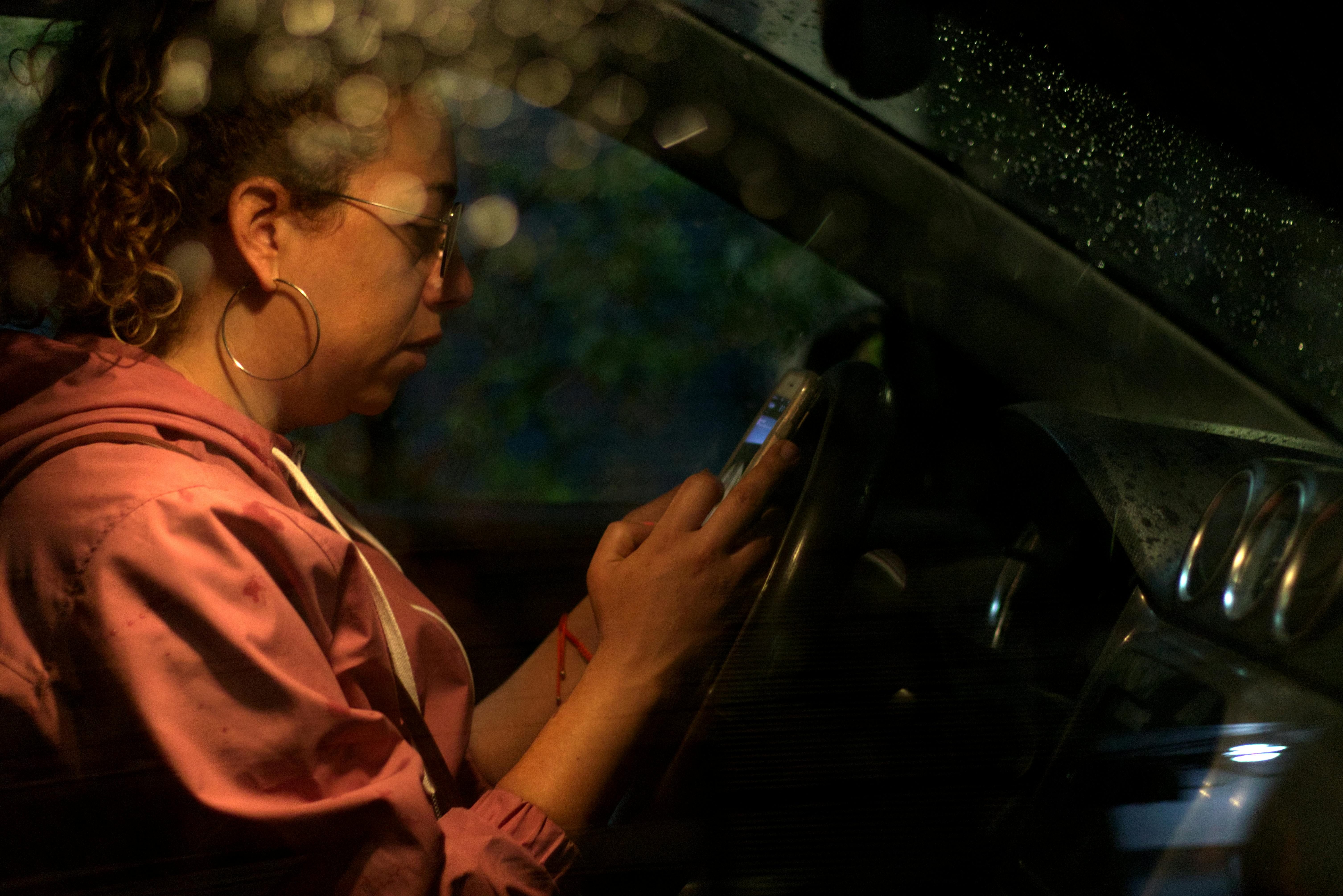 Why distracted driving risks are expanding for commercial trucking fleets — Photo by Kuiyibo Campos on Pexels