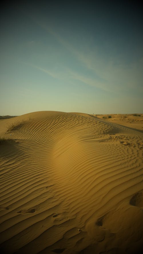 Бесплатное стоковое фото с вертикальный выстрел, голубое небо, дюны