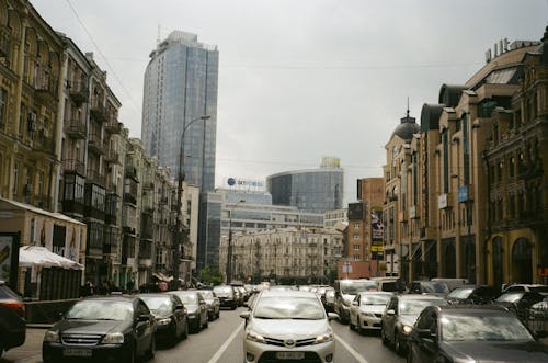 Kostnadsfria Kostnadsfri bild av byggnader, rörliga bilar, stadens centrum Stock foto