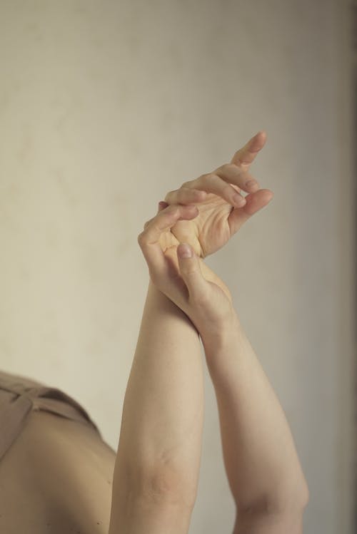 Foto profissional grátis de armas, dedos, linguagem corporal